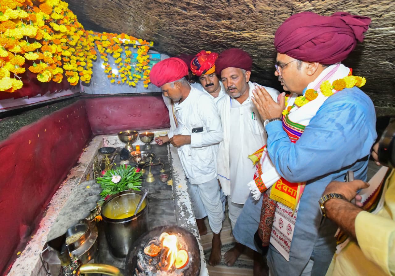किसान के घर पी चाय, ग्रामीणों से की बातचीत देवमाली गांव के मूल स्वरूप को संरक्षित कर विकास कार्यों को गति देने के दिए निर्देश- बुजुर्ग महिला प्रेम देवी से करवाया नमो उपवन में पौधारोपण कार्य का उद्घाटन