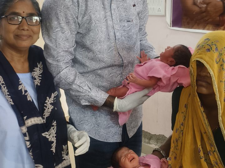 अराई अस्पताल में गूंजी दोहरी किलकारी, जुड़वा बच्चियों की सफल नॉर्मल डिलीवरी– जटिल जुड़वा गर्भावस्था में बिना ऑपरेशन सुरक्षित प्रसव, मां और दोनों नवजात पूरी तरह स्वस्थ– ग्रामीणों ने चिकित्सा दल की सराहना करते हुए सरकारी अस्पताल की सेवाओं पर जताया भरोसा