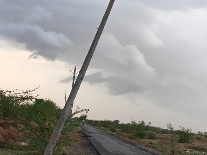 बिसुदनी सुरजपुरा कीडवा का झोपडा गोरधा जाने वाले रोड के पास में विधुत विभाग का झुका विद्युत पोल दे रहा हादसे को निमंत्रण, ग्रामीणों में रोष