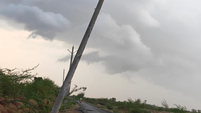 बिसुदनी सुरजपुरा कीडवा का झोपडा गोरधा जाने वाले रोड के पास में विधुत विभाग का झुका विद्युत पोल दे रहा हादसे को निमंत्रण, ग्रामीणों में रोष