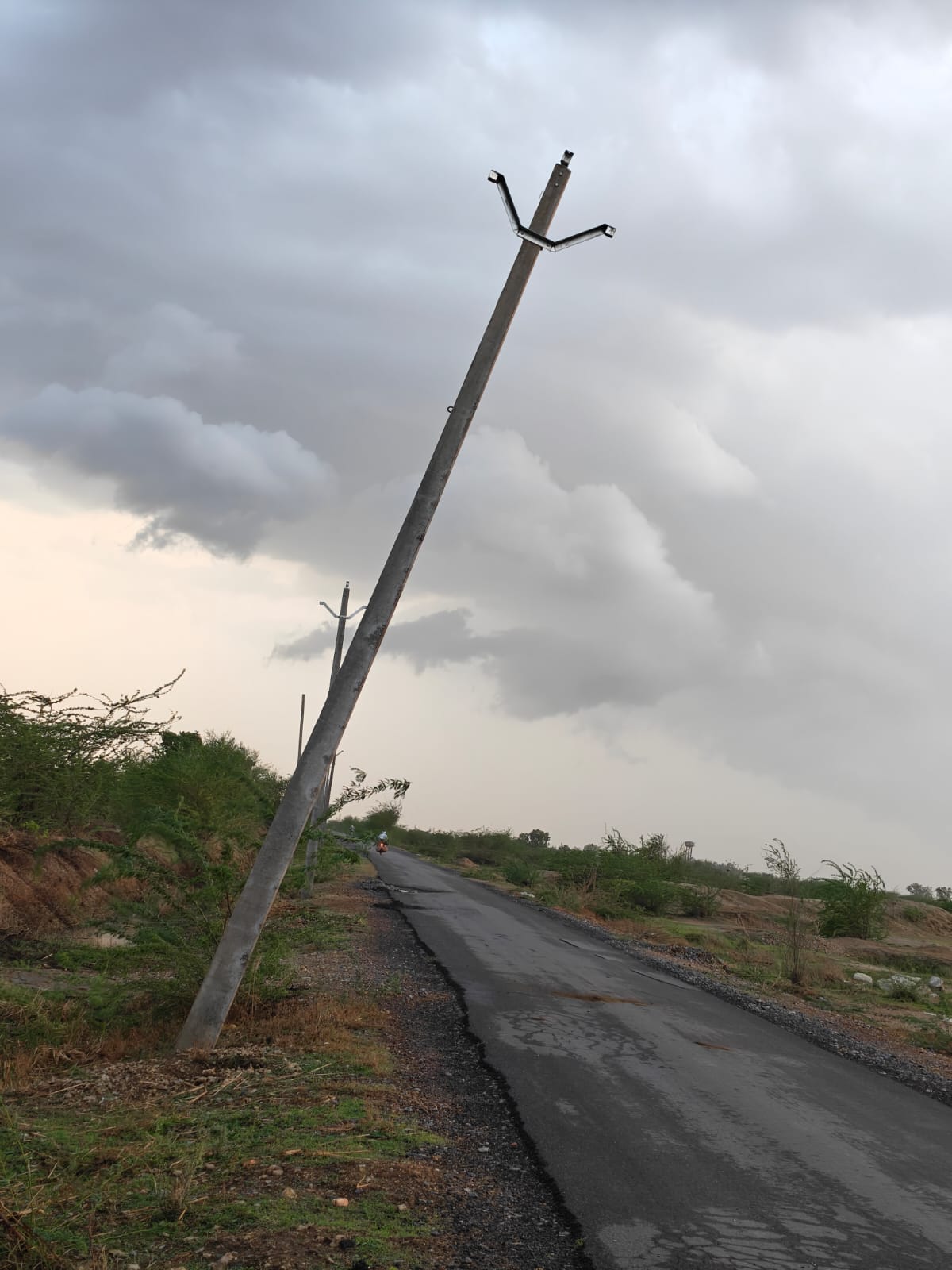 बिसुदनी सुरजपुरा कीडवा का झोपडा गोरधा जाने वाले रोड के पास में विधुत विभाग का झुका विद्युत पोल दे रहा हादसे को निमंत्रण, ग्रामीणों में रोष