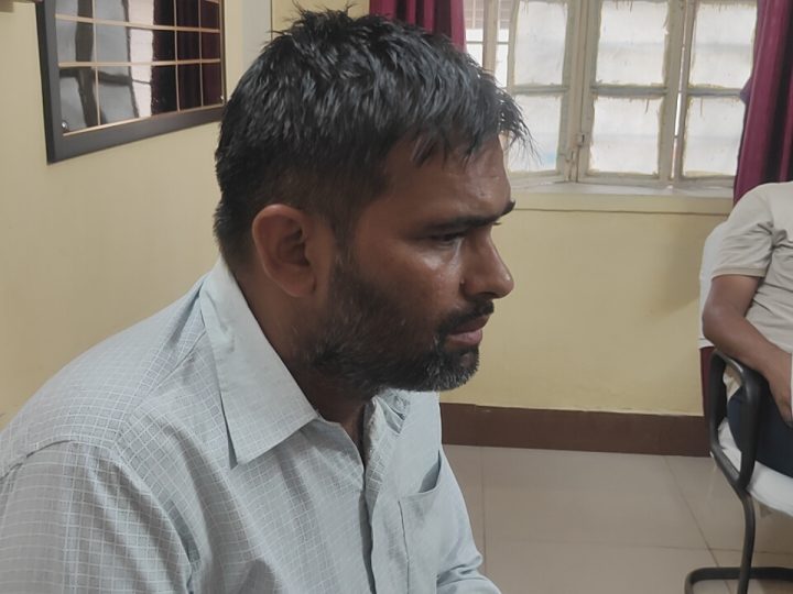 ए.सी.बी. मुख्यालय के निर्देश पर भ्रष्टाचार निरोधक ब्यूरो की इंटेलिजेंस इकाई, अजमेर द्वारा ट्रैप कार्यवाही करते हुए श्री बबलेश कुमार शर्मा, टेक्नीशियन-प्रथम, अजमेर विद्युत वितरण निगम लिमिटेड (एवीवीएनएल), किशनगढ़ को पॉली हाउस हेतु विद्युत कनेक्शन जारी करने की एवज में 10,000/- रुपये रिश्वत राशि प्राप्त करने पर गिरफ्तार किया गया है।