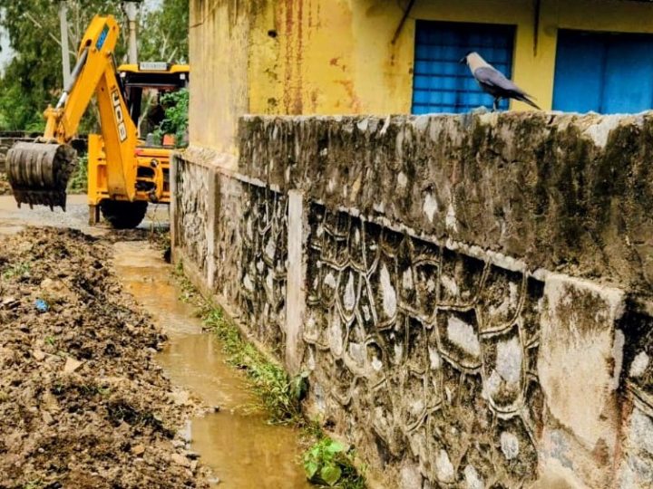 खबर से प्रशासन जागा स्कूल से पानी की निकासी करवाई।