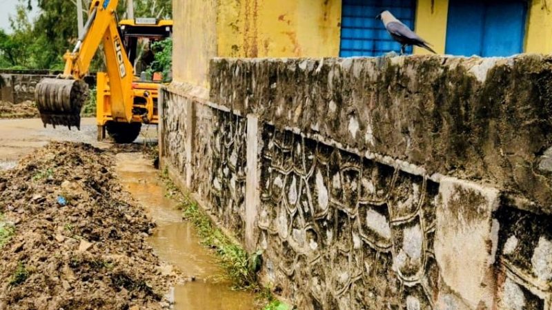 खबर से प्रशासन जागा स्कूल से पानी की निकासी करवाई।