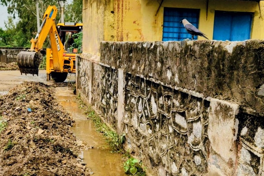 खबर से प्रशासन जागा स्कूल से पानी की निकासी करवाई।
