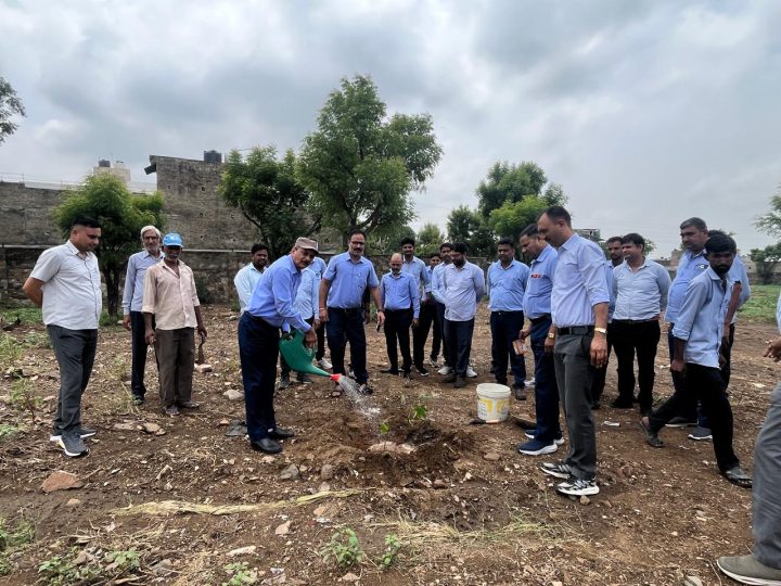 सरस डेयरी परिसर में हुआ सघन वृक्षारोपण, पर्यावरण संरक्षण का दिया संदेश