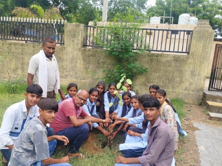 ग्राम पंचायत पिपलाज मुख्यालय के राजकीय सीनियर उच्च माध्यमिक विद्यालय पिपलाज स्कूल में प्रधानमंत्री संवाद कार्यक्रम के तहत पिपलाज विद्यालय में हुआ वृक्षारोपण कार्यक्रम