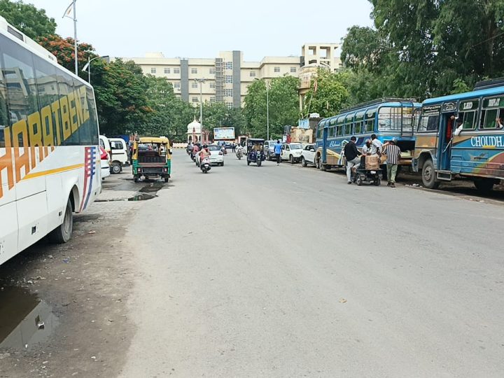 अजमेर शहर में प्राइवेट बसों की मनमानी से लग रहा जाम, निर्धारित बस स्टैंड की बजाय सड़कों पर खड़े हो रहे वाहन