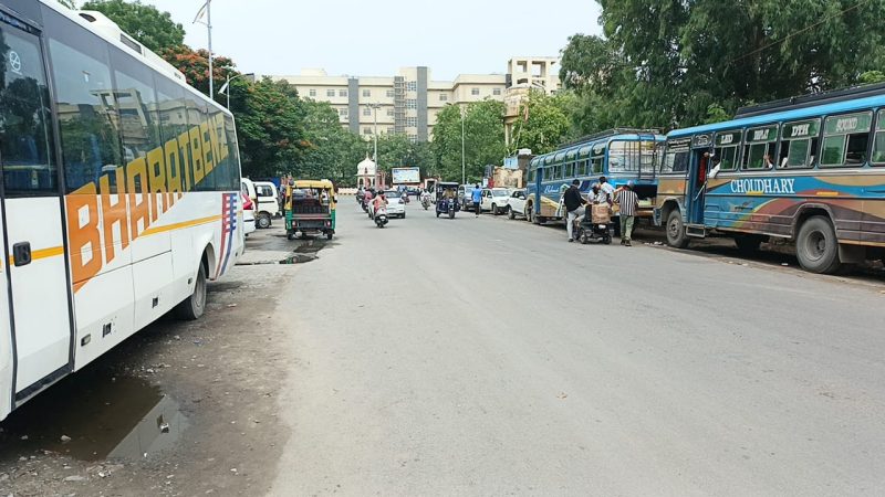 अजमेर शहर में प्राइवेट बसों की मनमानी से लग रहा जाम, निर्धारित बस स्टैंड की बजाय सड़कों पर खड़े हो रहे वाहन