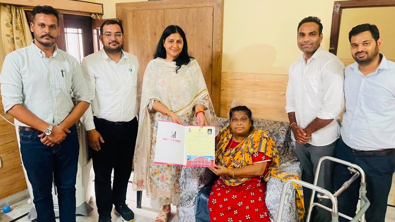 संवेदनशील प्रशासन की मिसाल,जोन उपायुक्त श्रद्धा सिंह स्वयं घर पहुंचकर सौंपा जमीन का पट्टा