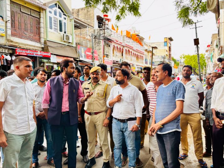छावनी परिषद सीईओ मोहम्मद साकिब आलम का सदर बाजार का औचक निरीक्षण, व्यापारियों व आमजन को दी सख्त निर्देश