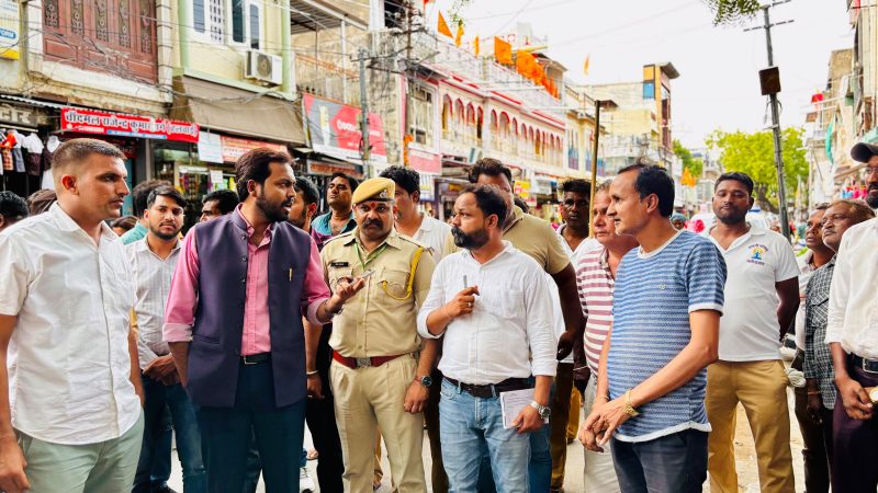 छावनी परिषद सीईओ मोहम्मद साकिब आलम का सदर बाजार का औचक निरीक्षण, व्यापारियों व आमजन को दी सख्त निर्देश