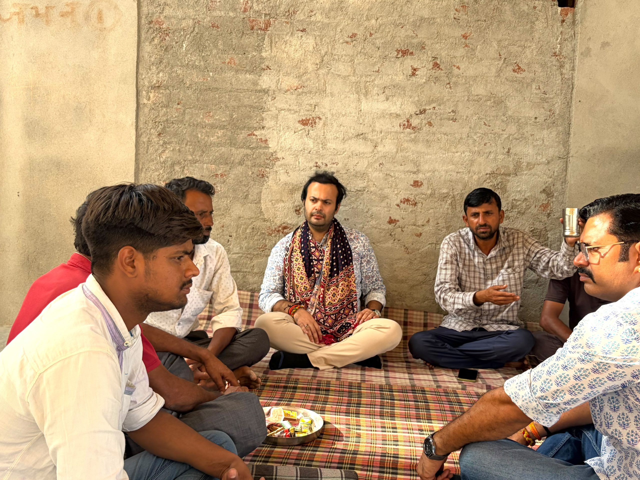 कुशायता, बिसुदनी व गोरधा में शोकाकुल बैठकों में शामिल हुए युवा नेता सागर शर्मा, परिजनों को बंधाया ढांढस