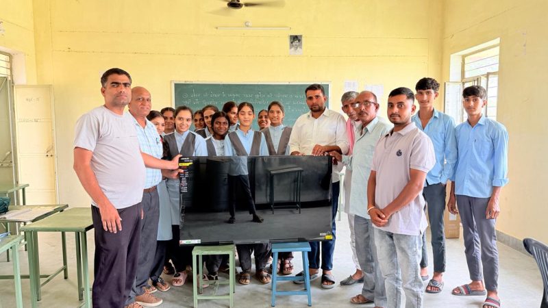 सरपंच धनराज जाट ने भेंट की बड़ी एलईडी, विद्यार्थियों को मिलेगा स्मार्ट शिक्षा का लाभकाचरिया।