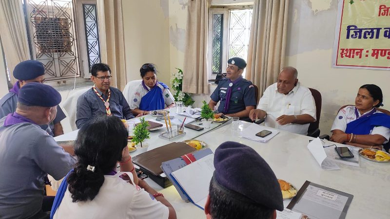 तोपदड़ा अजमेर पर स्काउट गाइड जिला कार्यकारणी समिति बैठक आयोजित की गई। बैठक की अध्यक्षता गोविन्द नारायण शर्मा जिला मुख्य आयुक्त ने की।