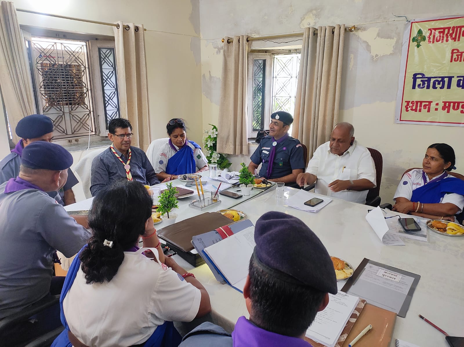 तोपदड़ा अजमेर पर स्काउट गाइड जिला कार्यकारणी समिति बैठक आयोजित की गई। बैठक की अध्यक्षता गोविन्द नारायण शर्मा जिला मुख्य आयुक्त ने की।
