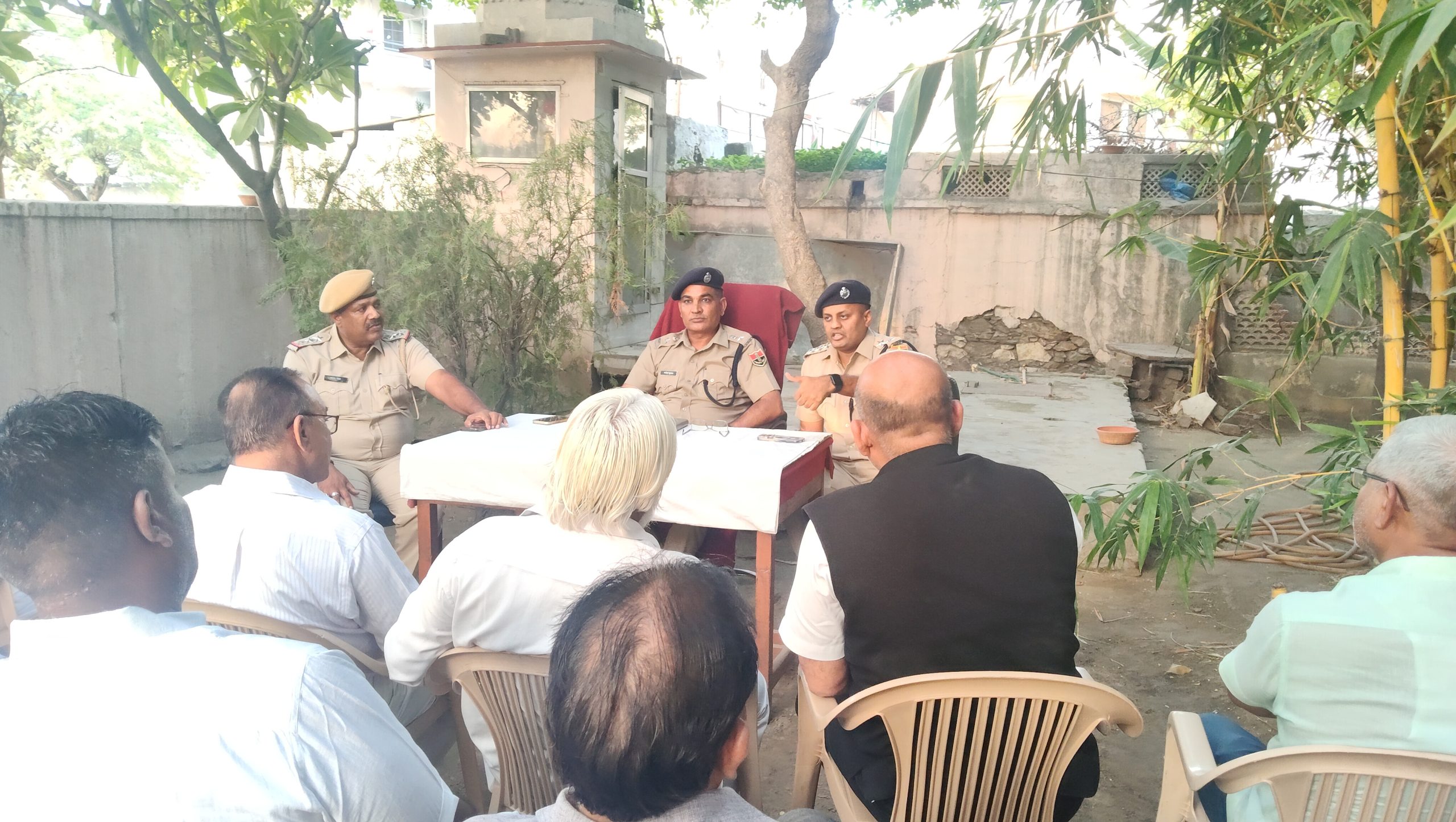 सीएलजी बैठक में सुरक्षा व शांति पर मंथनएएसपी राजेश कुमार व डीएसपी कृष्ण कुमार यादव की मौजूदगी में हुई बैठक
