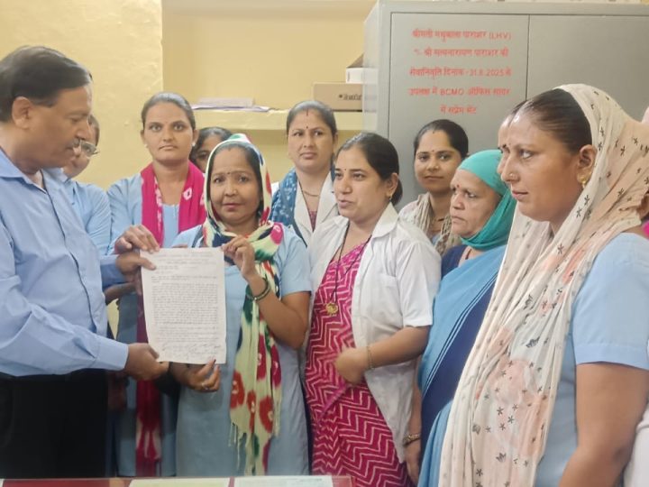 सावर ब्लॉक की एएनएम ने विभिन्न मांगों को लेकर बीसीएमओ को सौंपा ज्ञापन