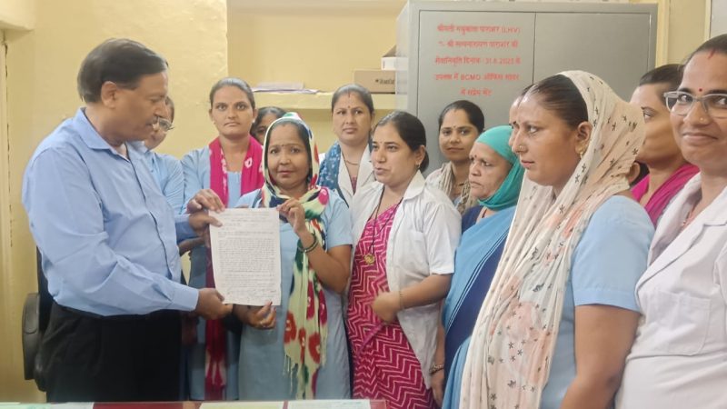 सावर ब्लॉक की एएनएम ने विभिन्न मांगों को लेकर बीसीएमओ को सौंपा ज्ञापन