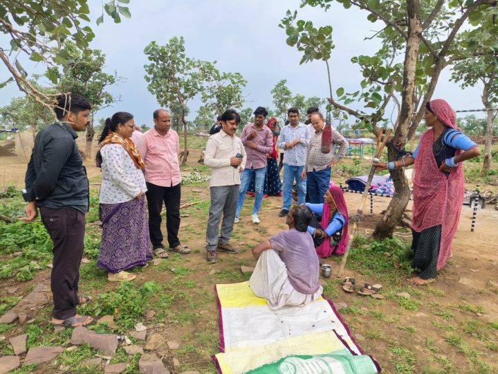 संभागीय अतिरिक्त निदेशक डॉ. नवीन परिहार ने बिजौलिया व मेनाल क्षेत्र का किया सघन दौराबीमा कराने खुद पहुंचे मेनाल के बीहड़ों में