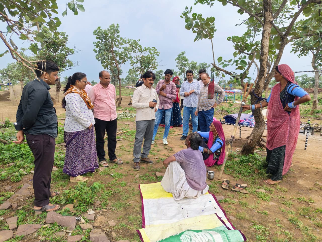 संभागीय अतिरिक्त निदेशक डॉ. नवीन परिहार ने बिजौलिया व मेनाल क्षेत्र का किया सघन दौराबीमा कराने खुद पहुंचे मेनाल के बीहड़ों में