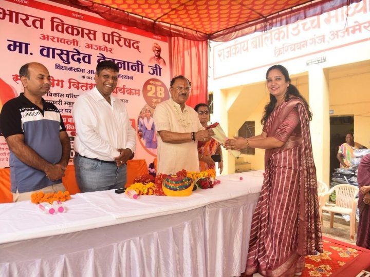हमें अपने स्कूलों को प्राइवेट स्कूलों से बेहतर बनाना है।