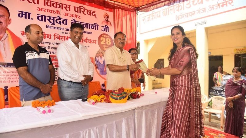 हमें अपने स्कूलों को प्राइवेट स्कूलों से बेहतर बनाना है।
