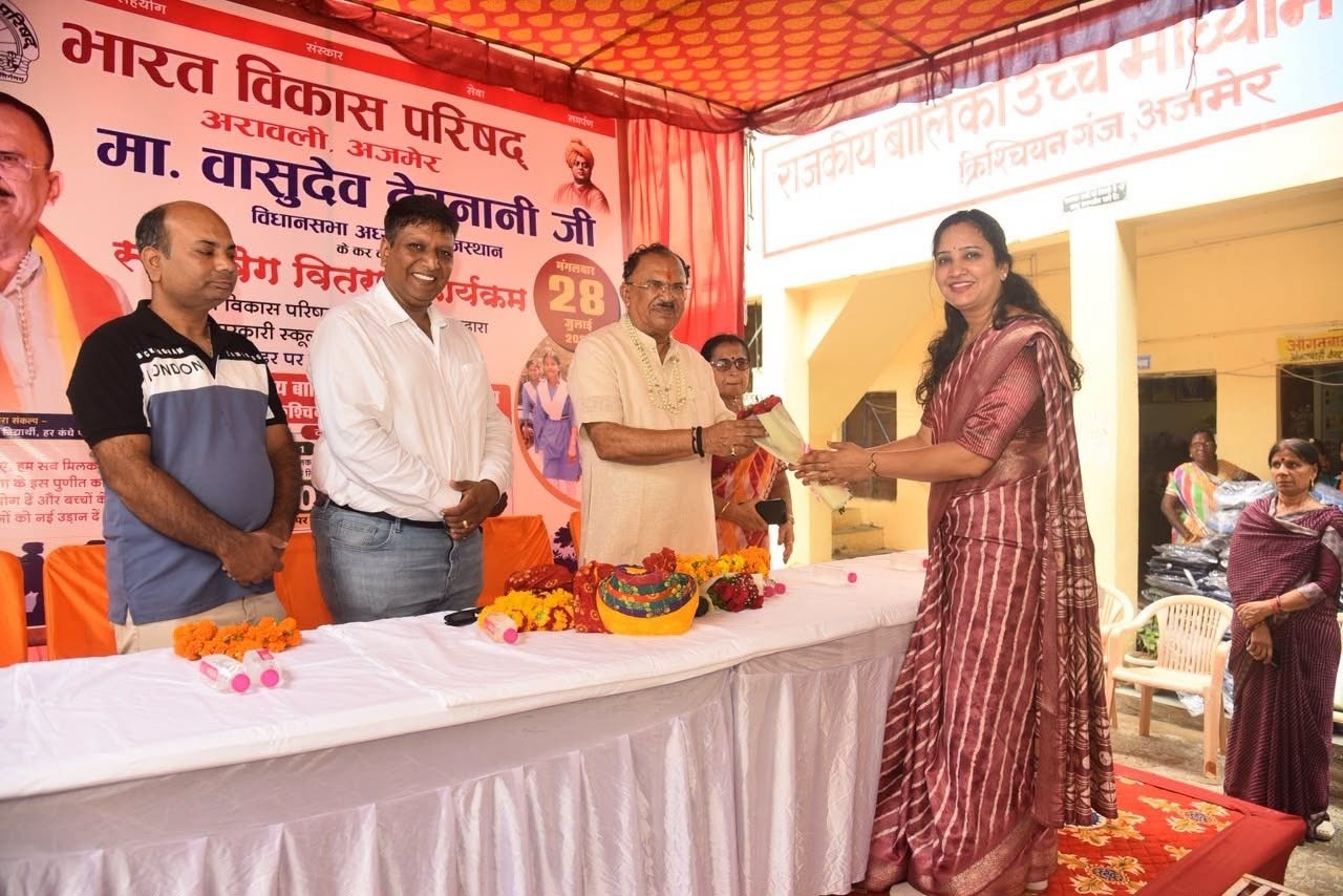 हमें अपने स्कूलों को प्राइवेट स्कूलों से बेहतर बनाना है।