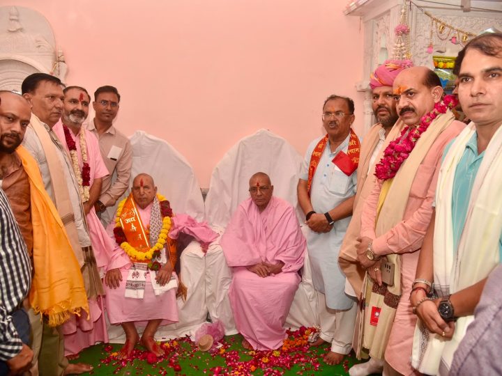 गुरू पूर्णिमा पर विधानसभा अध्यक्ष ने विभिन्न मंदिरों में संतों, महंतों से लिया आशीर्वाद