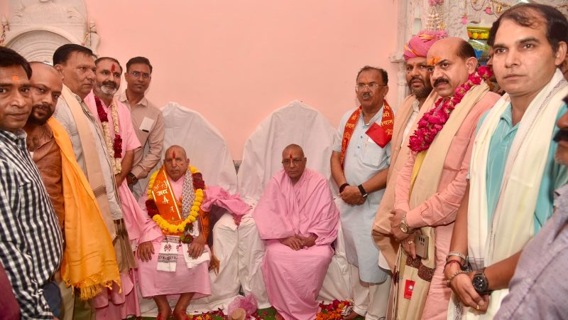 गुरू पूर्णिमा पर विधानसभा अध्यक्ष ने विभिन्न मंदिरों में संतों, महंतों से लिया आशीर्वाद