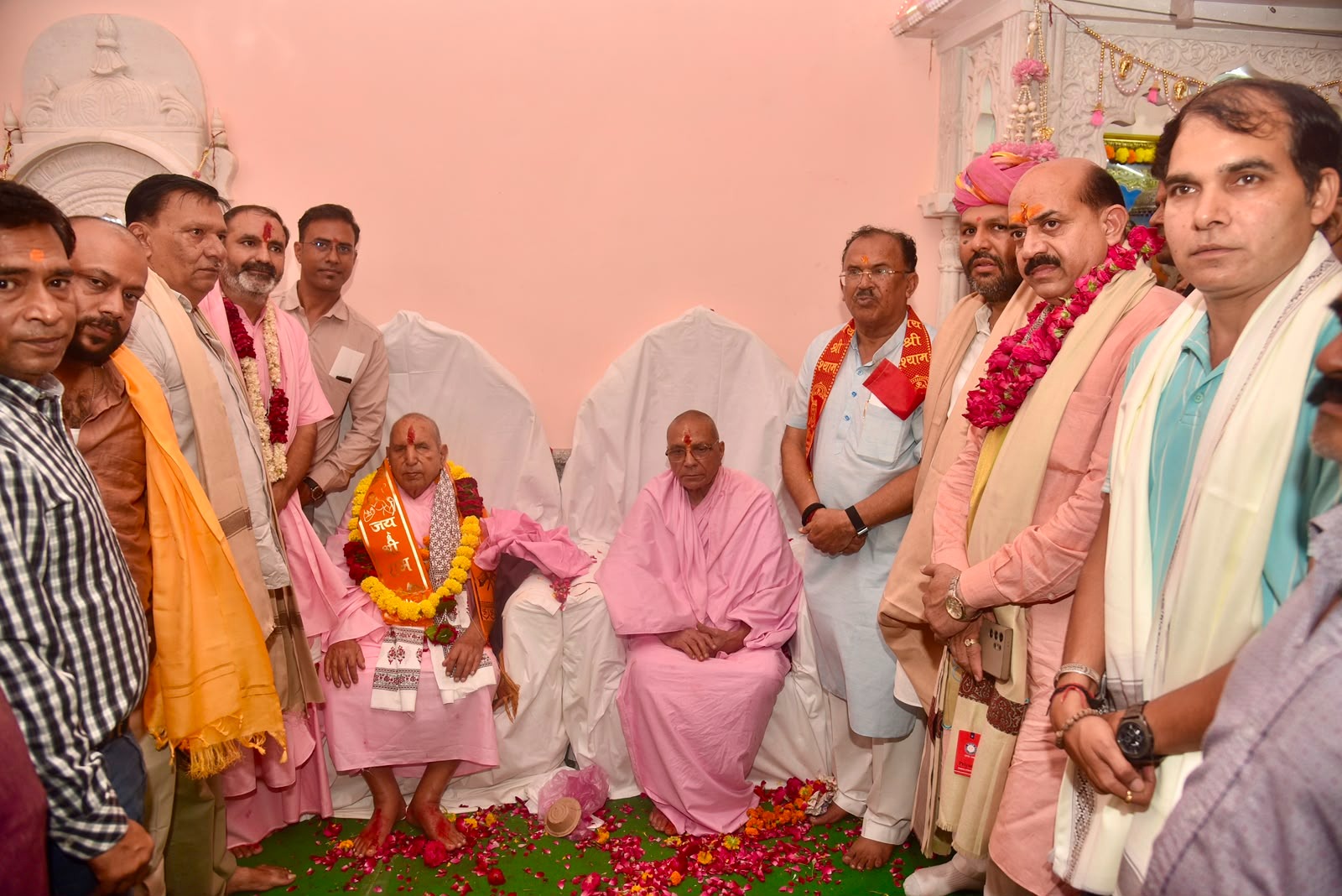 गुरू पूर्णिमा पर विधानसभा अध्यक्ष ने विभिन्न मंदिरों में संतों, महंतों से लिया आशीर्वाद