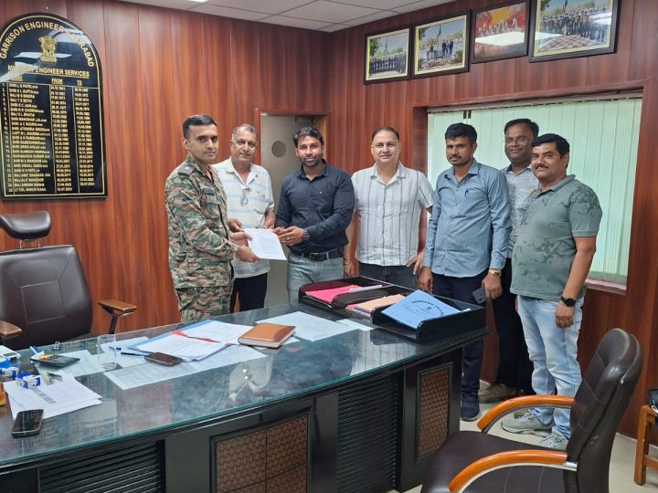 एम.ई.एस. ठेकेदारों ने सौंपा ज्ञापन, मांगें पूरी न होने पर कार्य बंद करने की चेतावनी