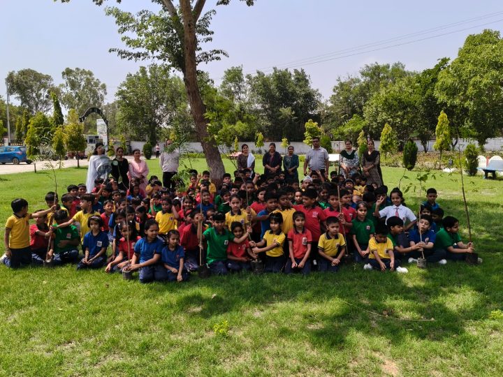 आर्मी पब्लिक स्कूल में नन्हे हाथों ने बोए हरियाली के बीजविद्यार्थियों ने पौधारोपण कर दिया पर्यावरण संरक्षण का प्रेरक संदेश