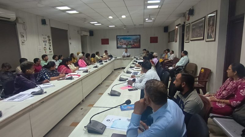 जिला कलक्टर ने बारिश से क्षतिग्रस्त होने वाली सड़कों को मरम्मत करने के दिए निर्देश