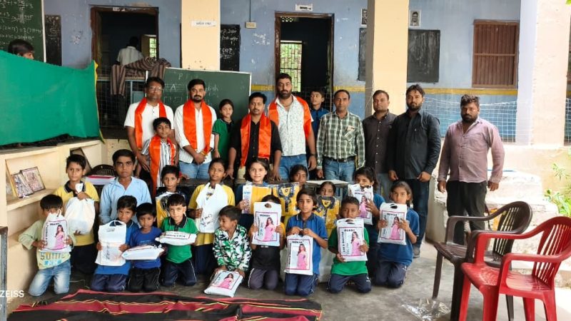 महात्मा गांधी राजकीय विद्यालय घटियाली में जरूरतमंद विद्यार्थियों को निःशुल्क यूनिफॉर्म एवं अध्ययन सामग्री वितरित