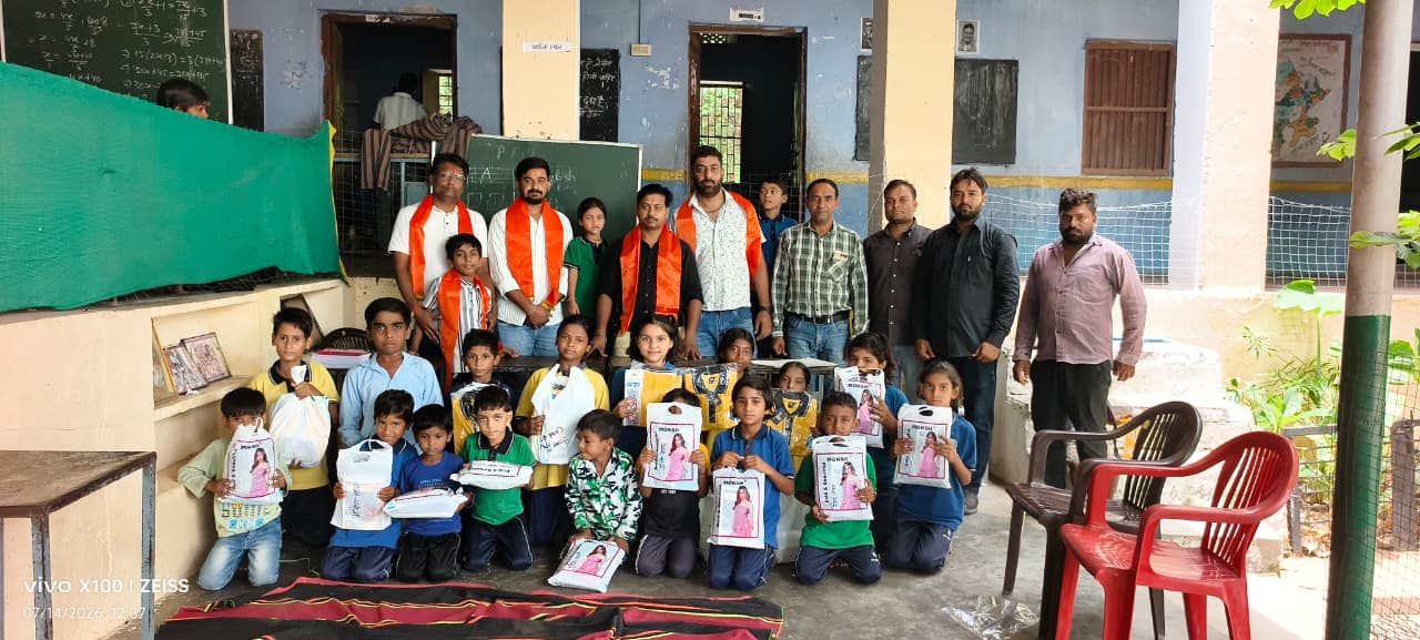 महात्मा गांधी राजकीय विद्यालय घटियाली में जरूरतमंद विद्यार्थियों को निःशुल्क यूनिफॉर्म एवं अध्ययन सामग्री वितरित