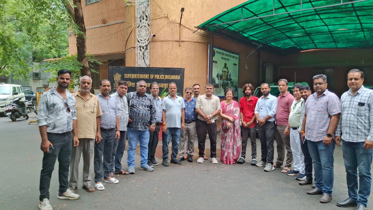 फर्जी पत्रकारों पर कार्रवाई की मांग को लेकर प्रेस क्लब का प्रदर्शन, कलक्टर-एसपी को सौंपा ज्ञापन