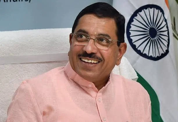 धर्मेंद्र प्रधान का इस्तीफा मंजूर, प्रहलाद जोशी को शिक्षा मंत्रालय का अतिरिक्त प्रभार