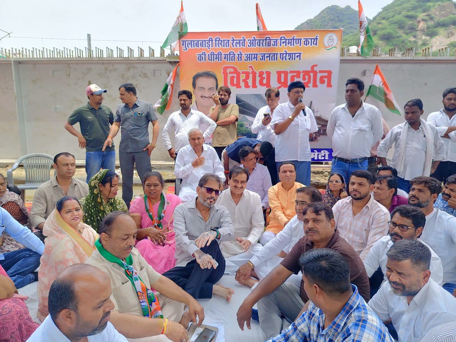 गुलाबबाड़ी आरओबी में देरी पर कांग्रेस का धरना, जल्द निर्माण पूरा नहीं होने पर आंदोलन की चेतावनी