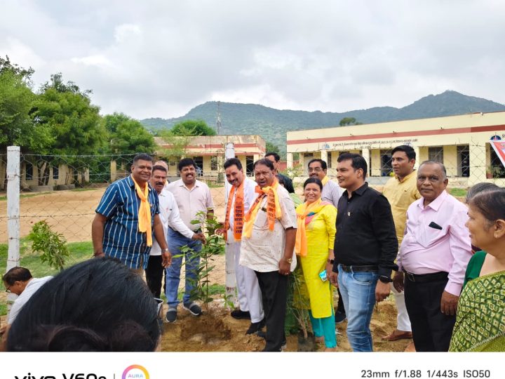 गुरु वंदन-छात्र अभिनंदन के साथ ‘एक पेड़ मां के नाम’ अभियान, स्कूल में लगाए 30 फलदार पौधे