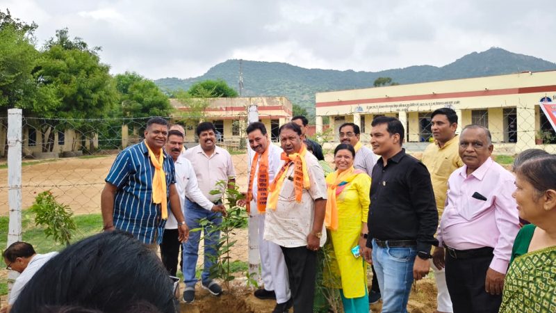 गुरु वंदन-छात्र अभिनंदन के साथ ‘एक पेड़ मां के नाम’ अभियान, स्कूल में लगाए 30 फलदार पौधे