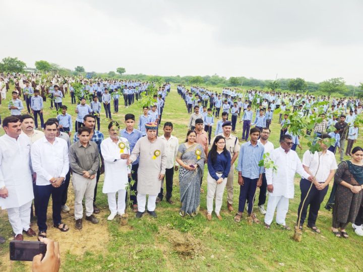 एक दिन में एक लाख पौधारोपण का ऐतिहासिक अभियान सम्पन्नविधानसभा क्षेत्र डेगाना में हुआ सघन वृक्षारोपण, पौधों के संरक्षण का भी लिया संकल्प