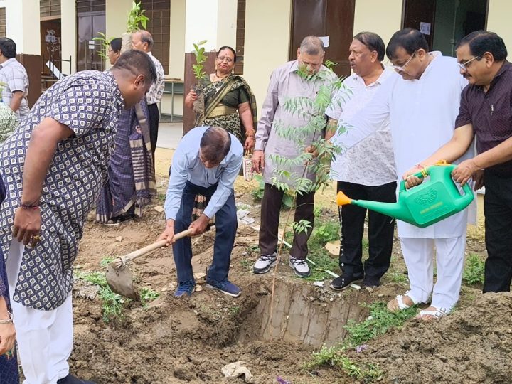 गुरु वंदन-छात्र वंदन के साथ “एक पेड़ मां के नाम” अभियान का आयोजन