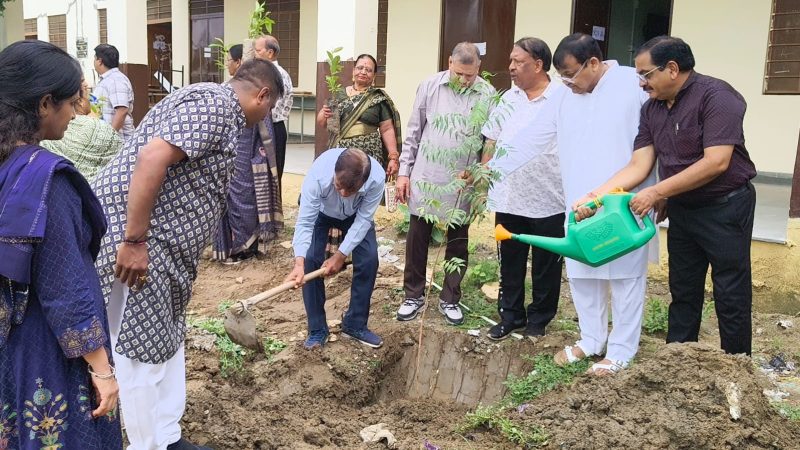 गुरु वंदन-छात्र वंदन के साथ “एक पेड़ मां के नाम” अभियान का आयोजन