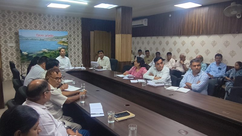 जिला कलक्टर ने विकास अधिकारियों के साथ ली समीक्षा बैठकपंचायती राज एवं ग्रामीण विकास विभाग की योजनाओं की ब्लॉकवार की समीक्षा