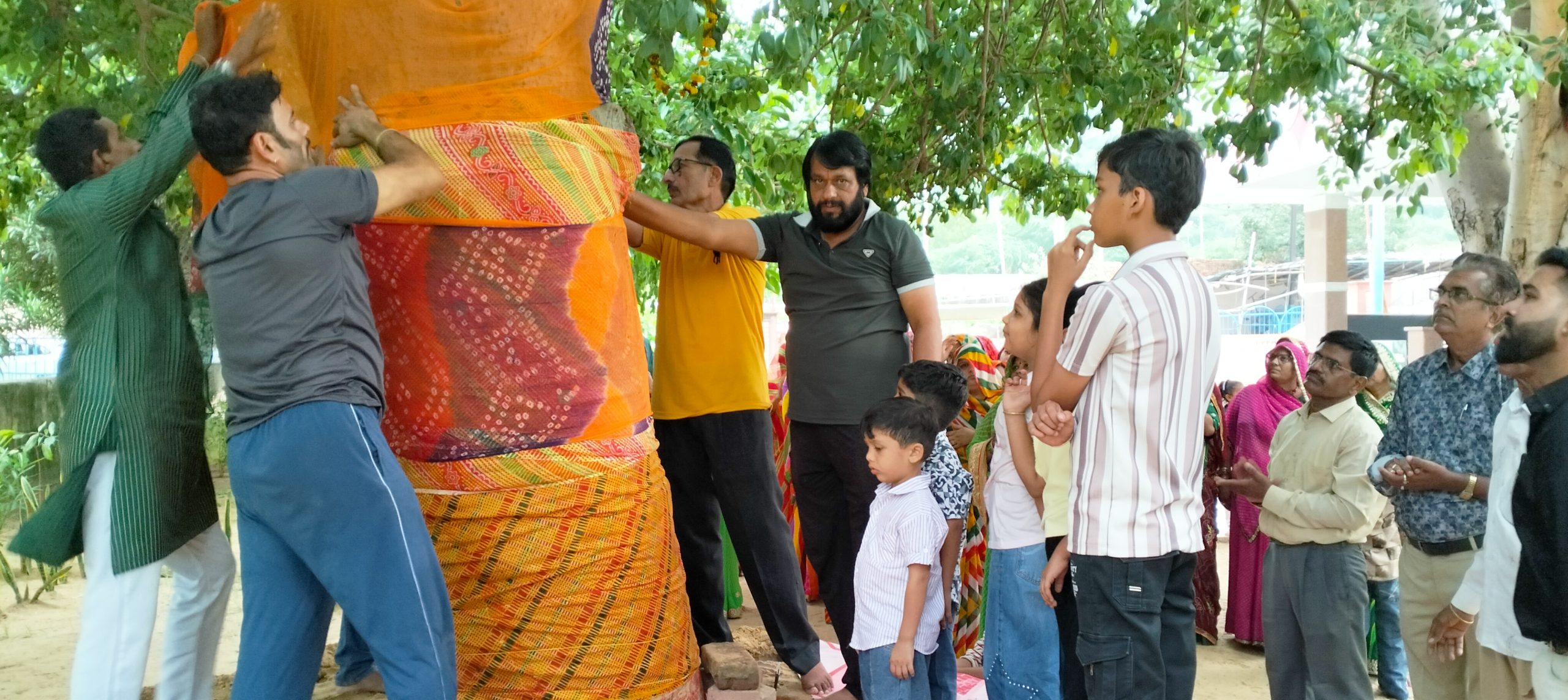 धार्मिक एवं पवित्र आस्था के पर्व हरियाली अमावस्या के अवसर पर राजगढ़ धाम स्थित चक्की वाले बाबा मंदिर में राजा-रानी के कल्पवृक्ष जोड़े की विधिवत पूजा-अर्चना की गई।