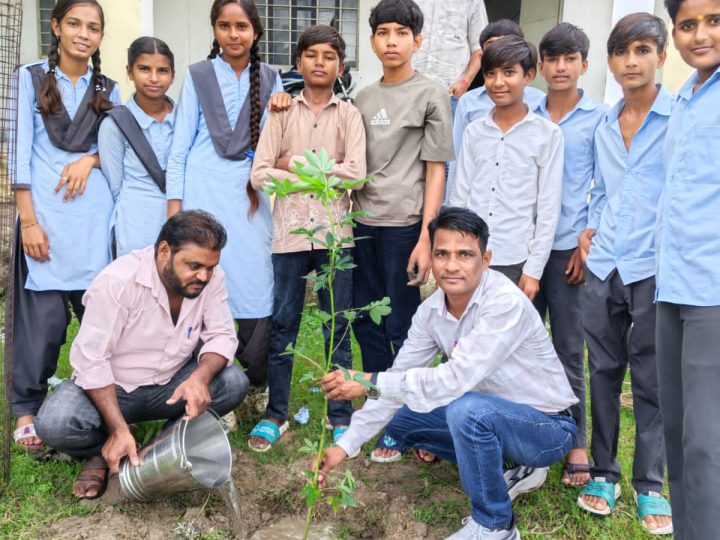 मुख्यमंत्री वृक्षारोपण महाअभियान के तहत राजकीय सीनियर उच्च माध्यमिक विद्यालय कुशायता विद्यालय में पौधों का हुआ रोपण’हरियालो राजस्थान-एक पेड़ मां के नाम’ अभियान के तहत विद्यार्थियों कोभी वितरित किए पौधे