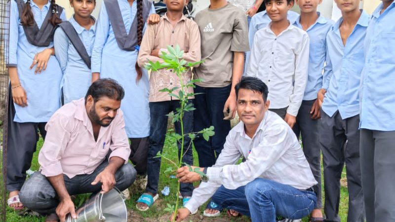 मुख्यमंत्री वृक्षारोपण महाअभियान के तहत राजकीय सीनियर उच्च माध्यमिक विद्यालय कुशायता विद्यालय में पौधों का हुआ रोपण’हरियालो राजस्थान-एक पेड़ मां के नाम’ अभियान के तहत विद्यार्थियों कोभी वितरित किए पौधे