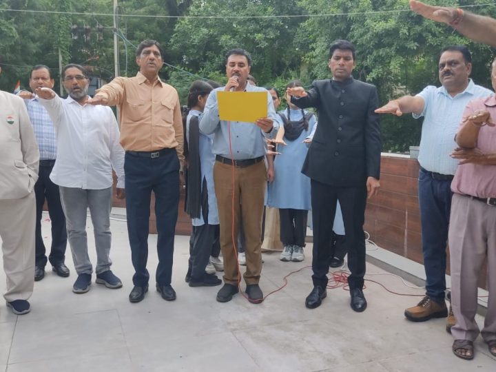 अजमेर जिला परिषद में सीईओ राम प्रकाश ने किया ध्वजारोहण