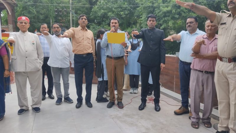 अजमेर जिला परिषद में सीईओ राम प्रकाश ने किया ध्वजारोहण